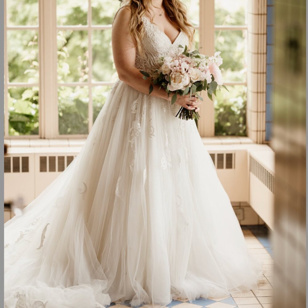Martina Liana Style 902 Wedding Dress - Ivory Lace Ballgown